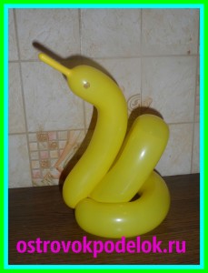Swan of balloons twisting