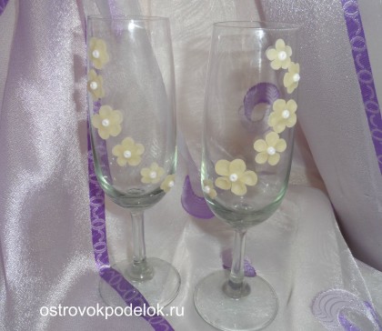 Свадебные бокалы с цветами из холодного фарфора.